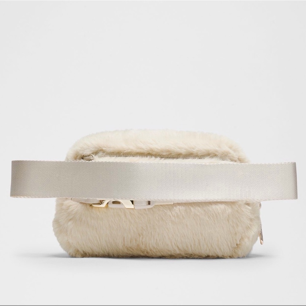 🆕 LULULEMON Everywhere Belt Bag Plush Fleece *Rhinestone Logo! NEW Ivory/Gold - Picture 5 of 17